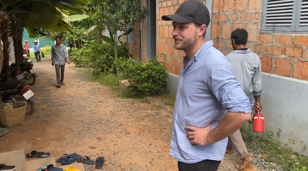 Elie dans une allée de producteurs