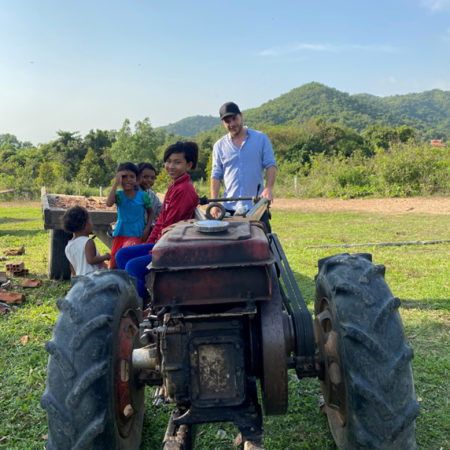 Elie et les enfants dans le tracteur