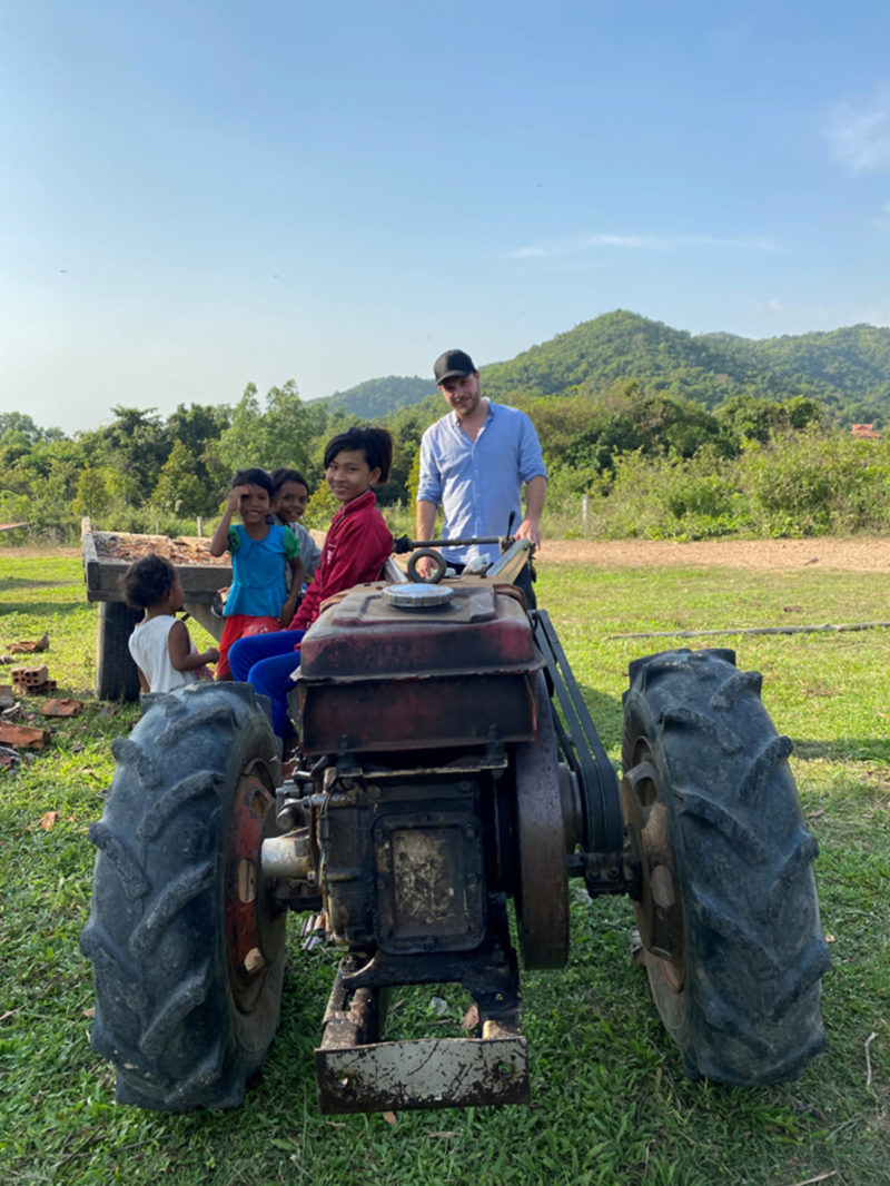 Elie et les enfants dans le tracteur