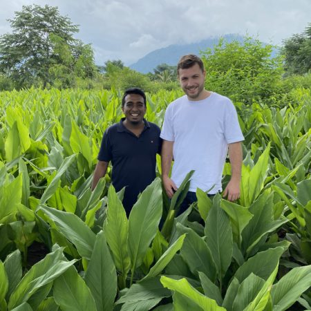 Elie et Shajin dans les champs de curcuma