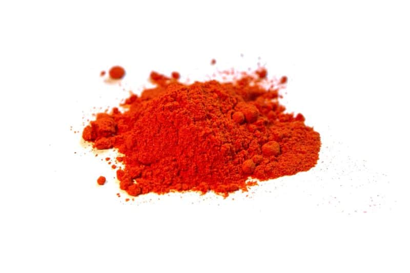 Paprika sur fond blanc