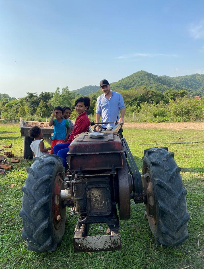 Elie avec des enfants cambodgiens